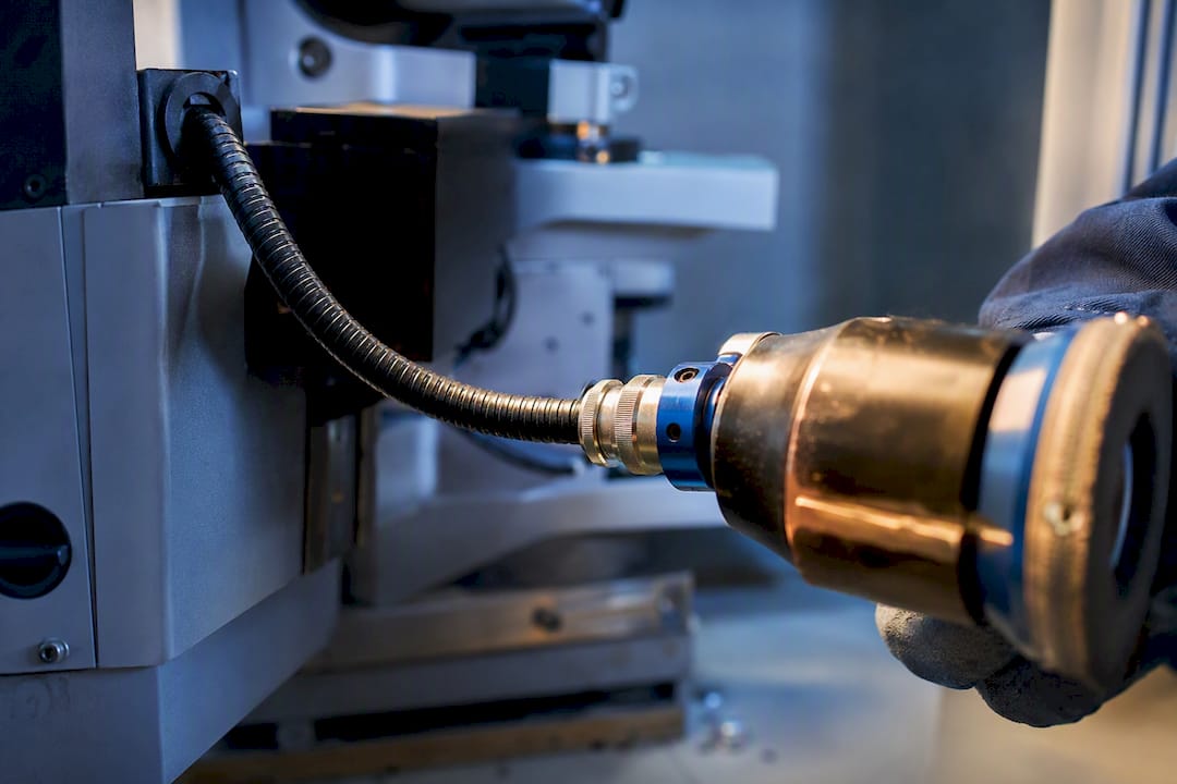 Flexible Welle mit Schleifkopf in der Maschine