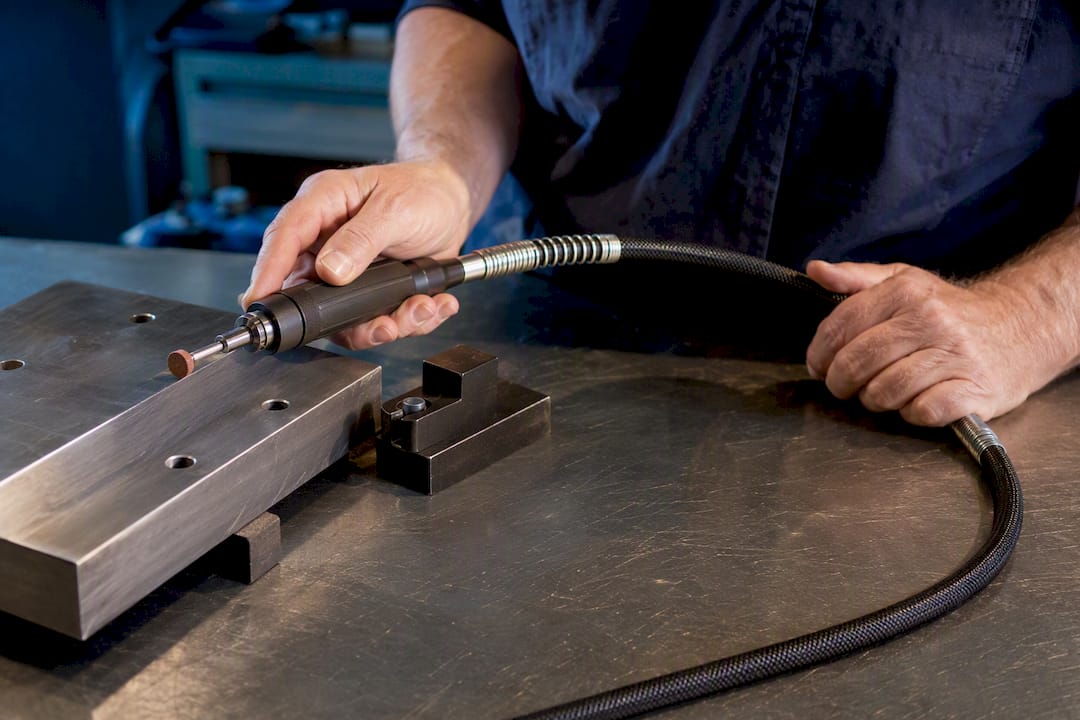 Handwerkzeug mit flexibler Welle zum Entgraten von Kanten