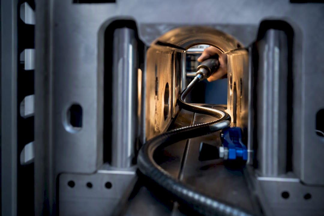 Flexible Welle mit Handwerkzeug in einer Maschinenöffnung
